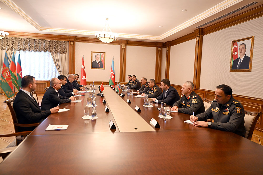 Azerbaycan Savunma Bakanı Hasanov, Baykar Yönetim Kurulu Başkanı Bayraktar ile görüştü gorsel 1