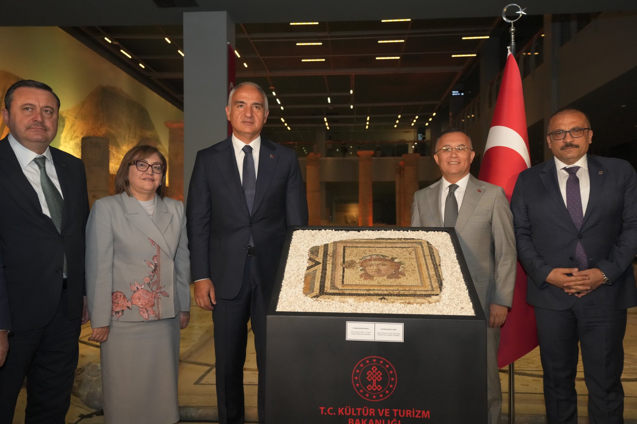 Çingene Kızı mozaiğinin 13. paneli ABD'den Türkiye'ye getirildi gorsel 1