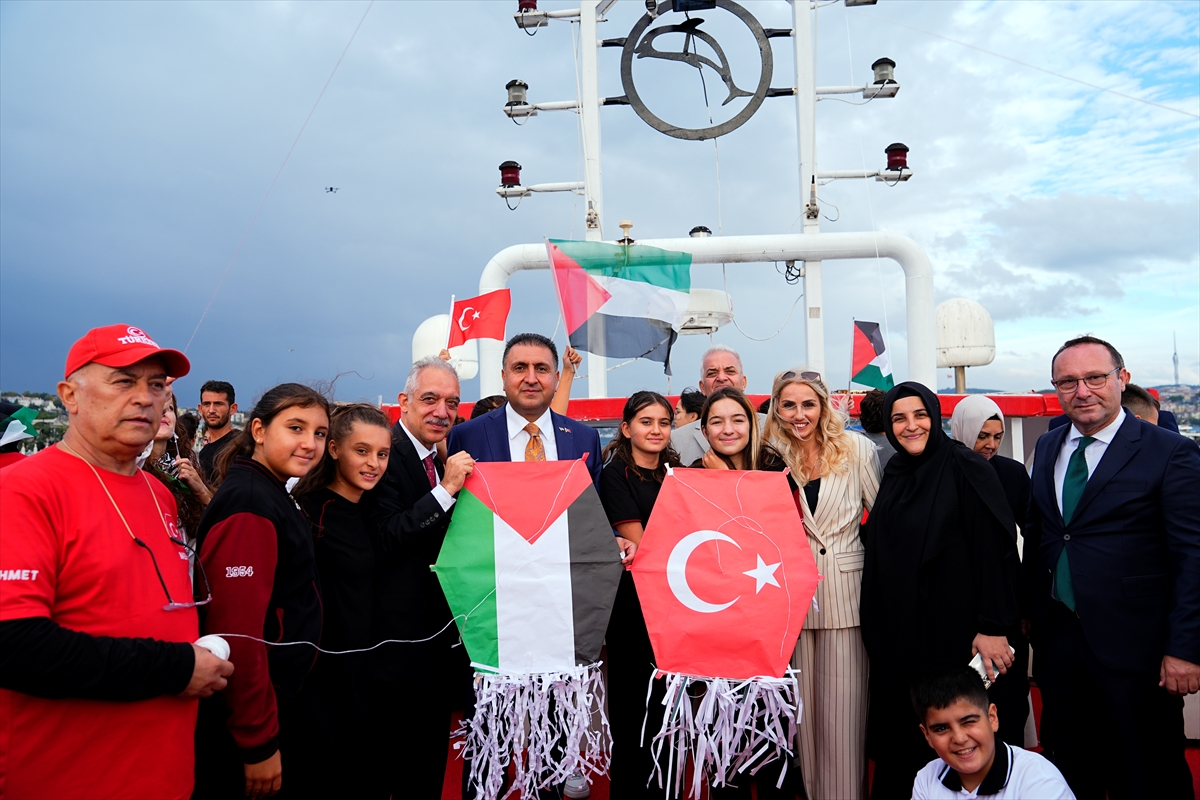 İstanbul Boğazı'nda Gazze çocukları için Türk ve Filistin bayraklı uçurtmalar uçuruldu