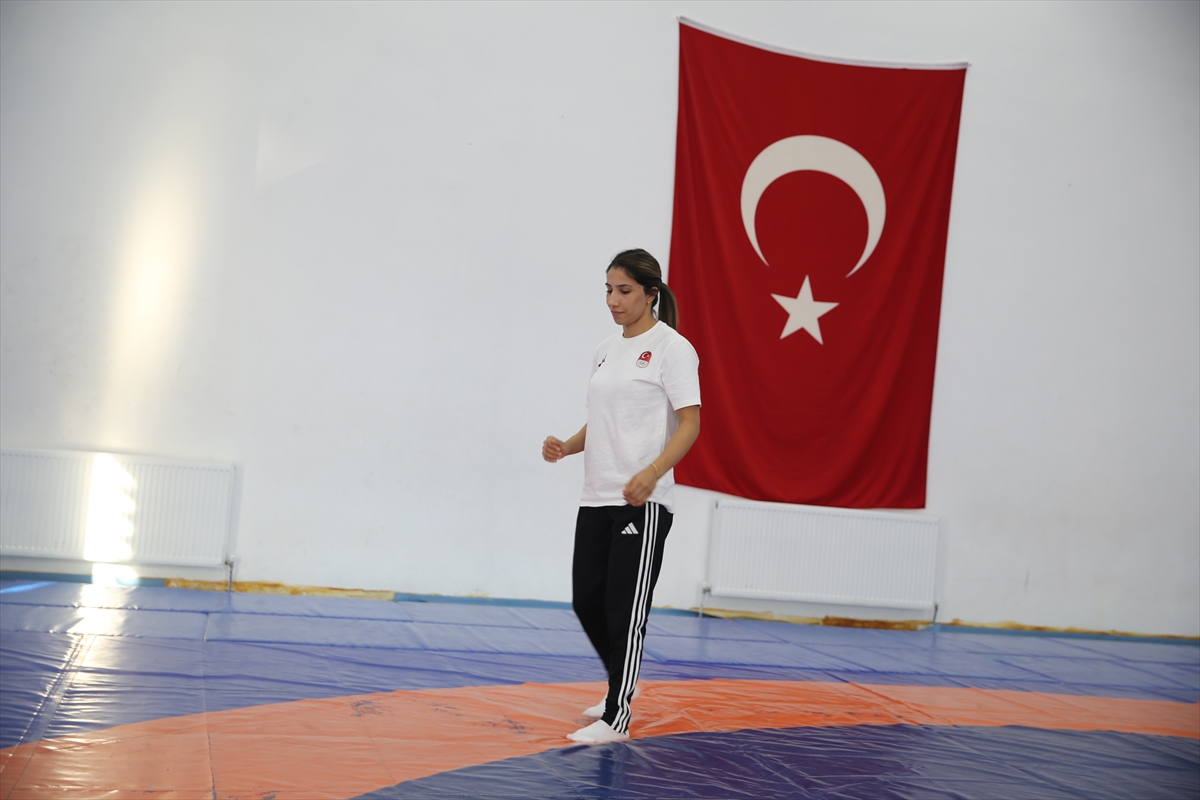 Zehra Demirhan, ablasının izinden giderek Akdeniz Oyunları'nda altın kazandı