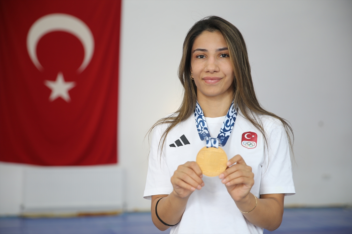Zehra Demirhan, ablasının izinden giderek Akdeniz Oyunları'nda altın kazandı