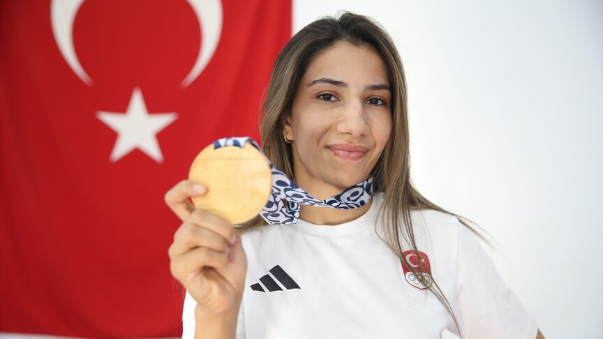 Zehra Demirhan, ablasının izinden giderek Akdeniz Oyunları'nda altın kazandı