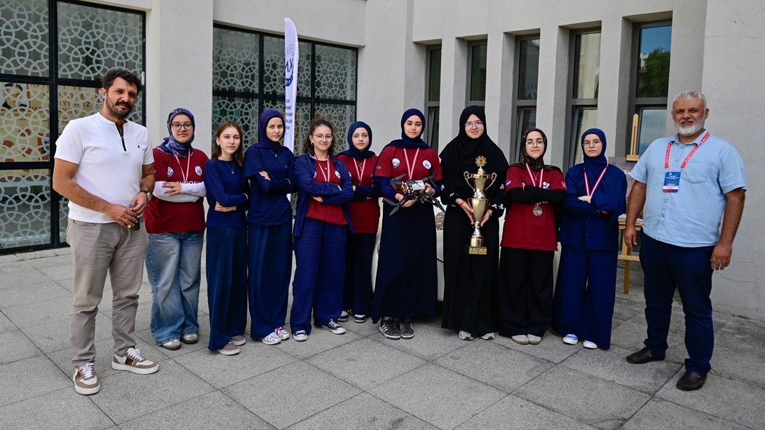Kadıköy Anadolu İmam Hatip Lisesi kız öğrencileri TEKNOFEST'te üçüncü oldu