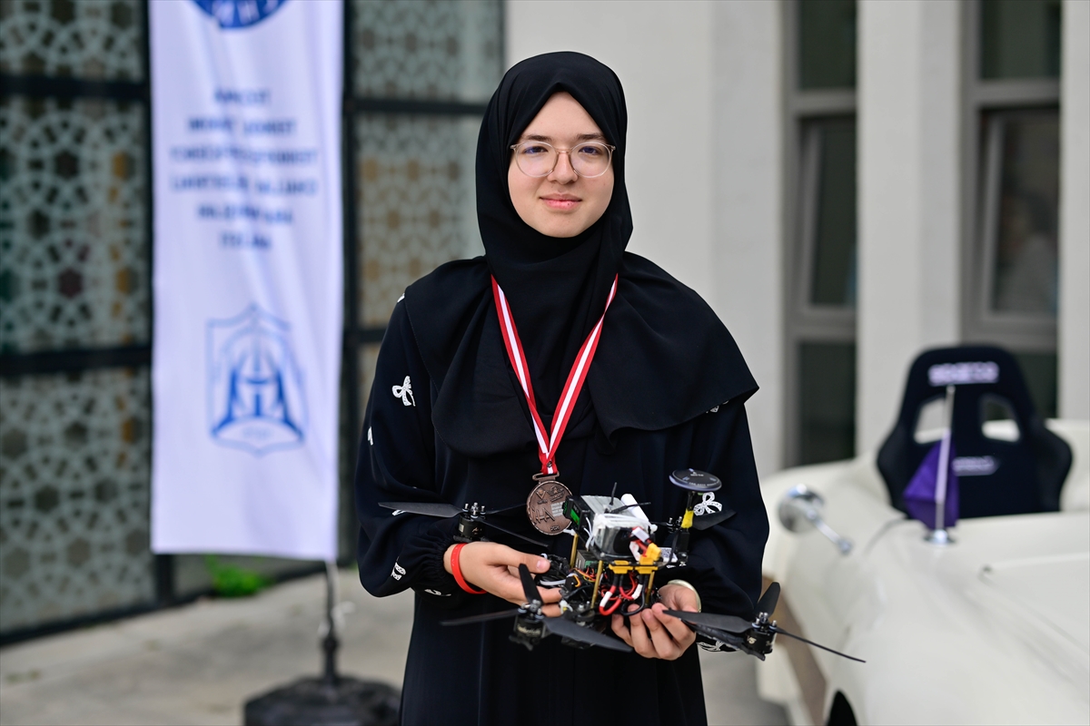 Kadıköy Anadolu İmam Hatip Lisesi kız öğrencileri TEKNOFEST'te üçüncü oldu