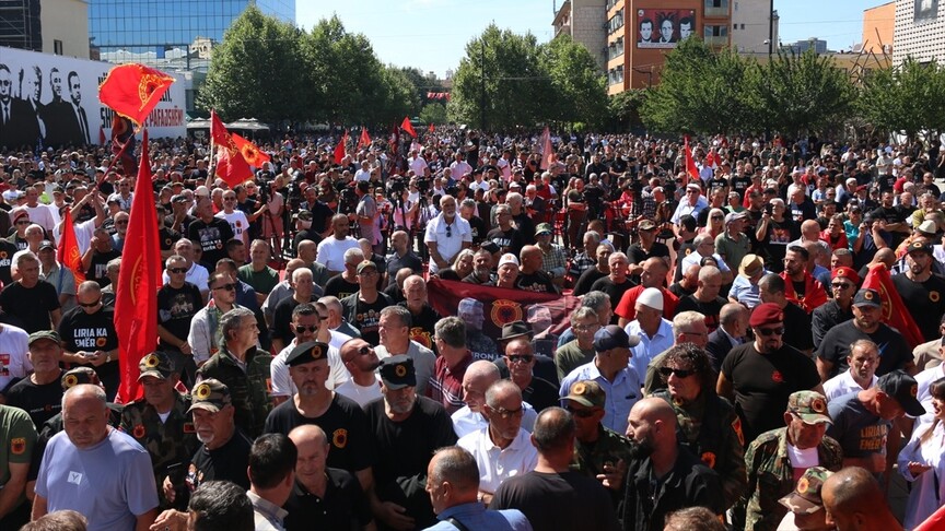 Kosova’da UÇK komutanlarının cezalarını protesto eden gösteriler Priştine’de sürüyor