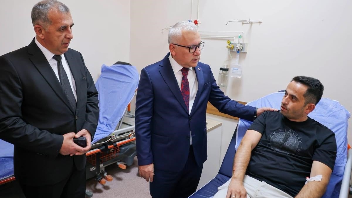 Sivas'ta öğrenci servisi ile polis aracı çarpıştı, 13 öğrenci ve 3 polis yaralandı