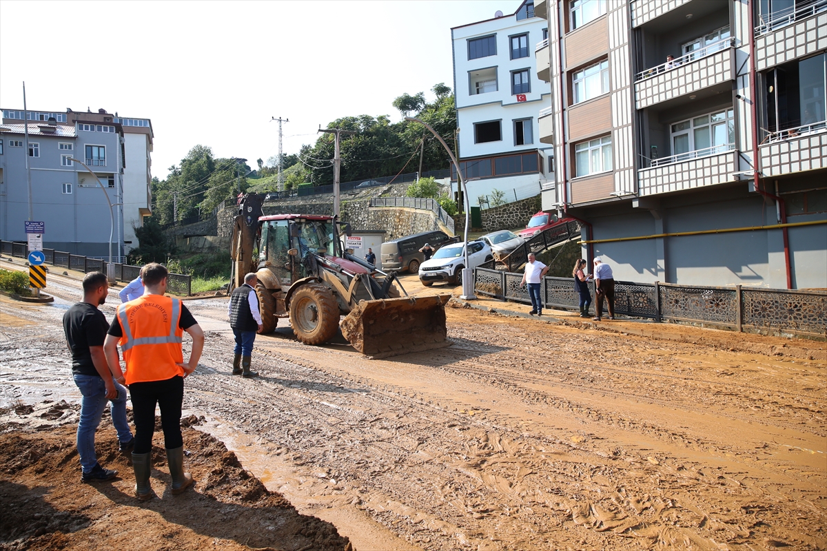 Rize'de sağanak sonrası su baskını ve heyelan bölgelerinde çalışmalar sürüyor