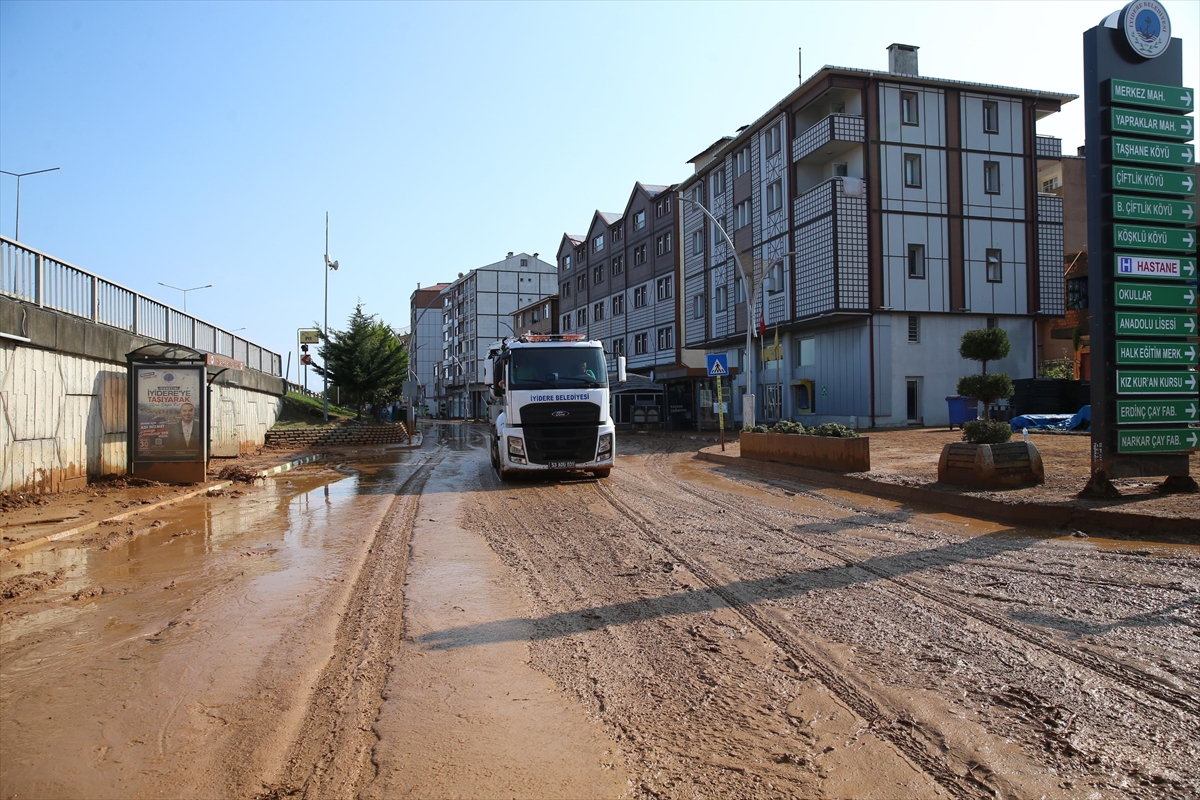 Rize'de sağanak sonrası su baskını ve heyelan bölgelerinde çalışmalar sürüyor