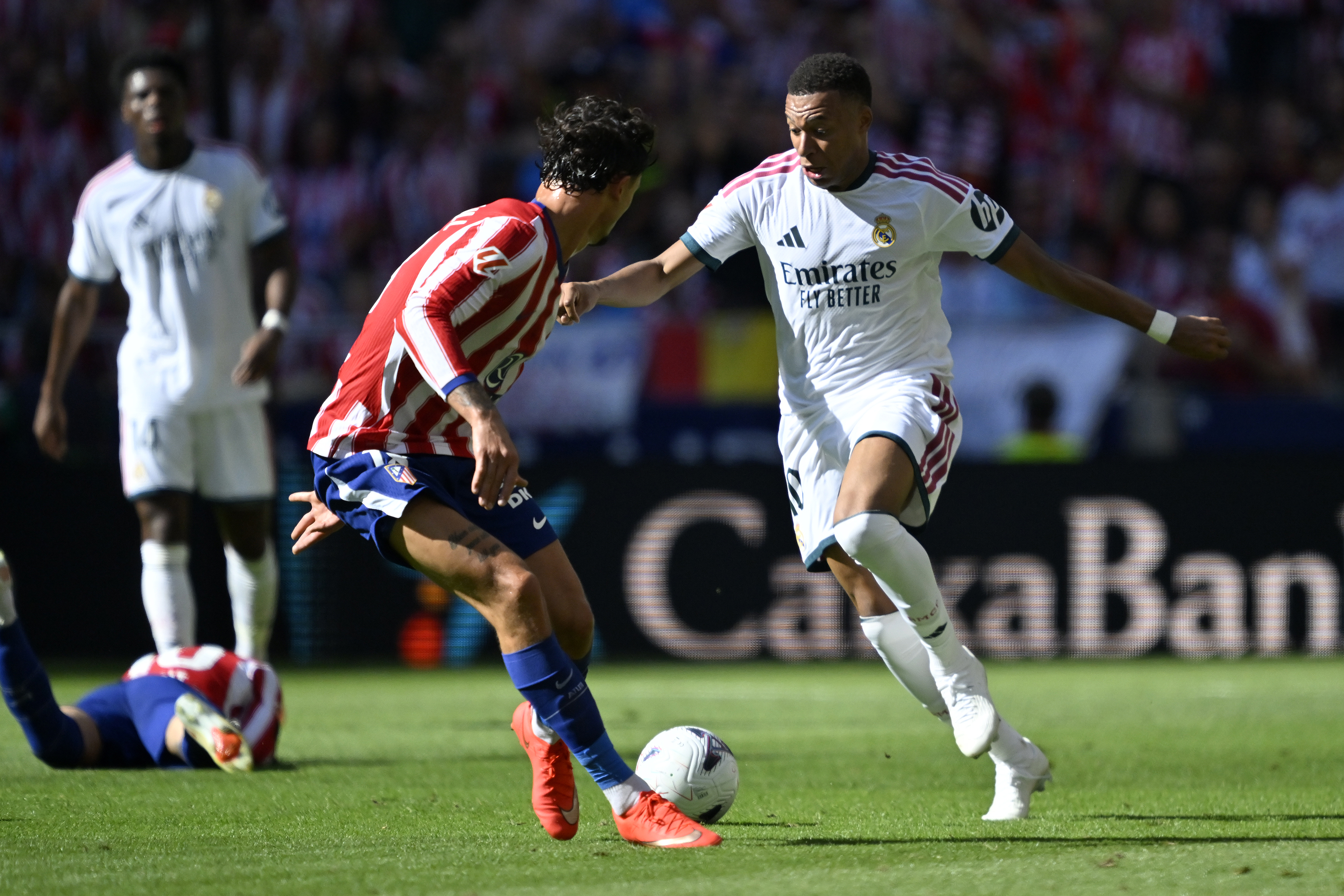 Atletico Madrid, derbide Real Madrid'i 2-1 yenerek puanını 16'ya çıkardı