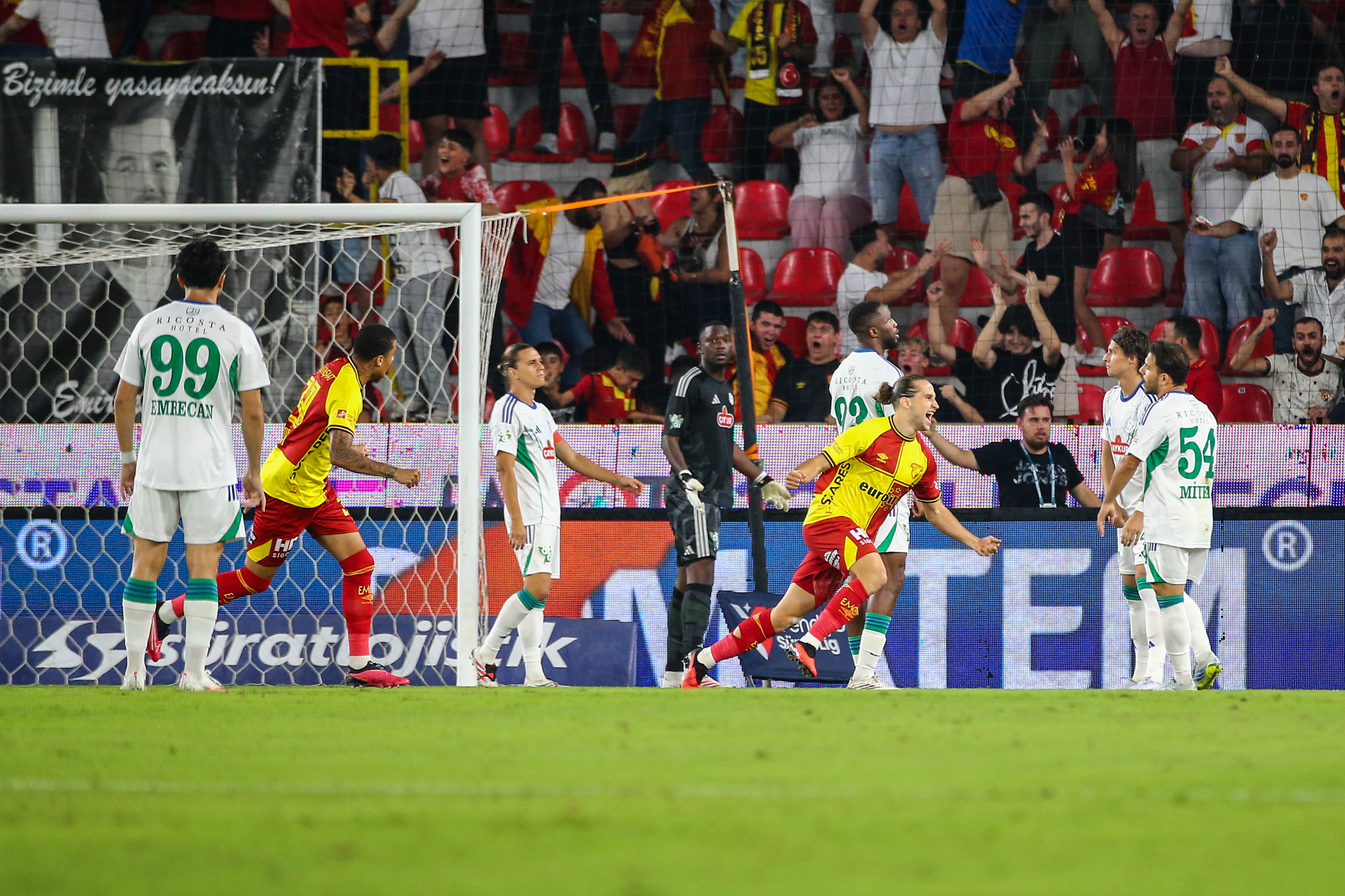 Göztepe, Çaykur Rizespor karşısında son dakikada bulduğu penaltıyla 2-2 kaldı