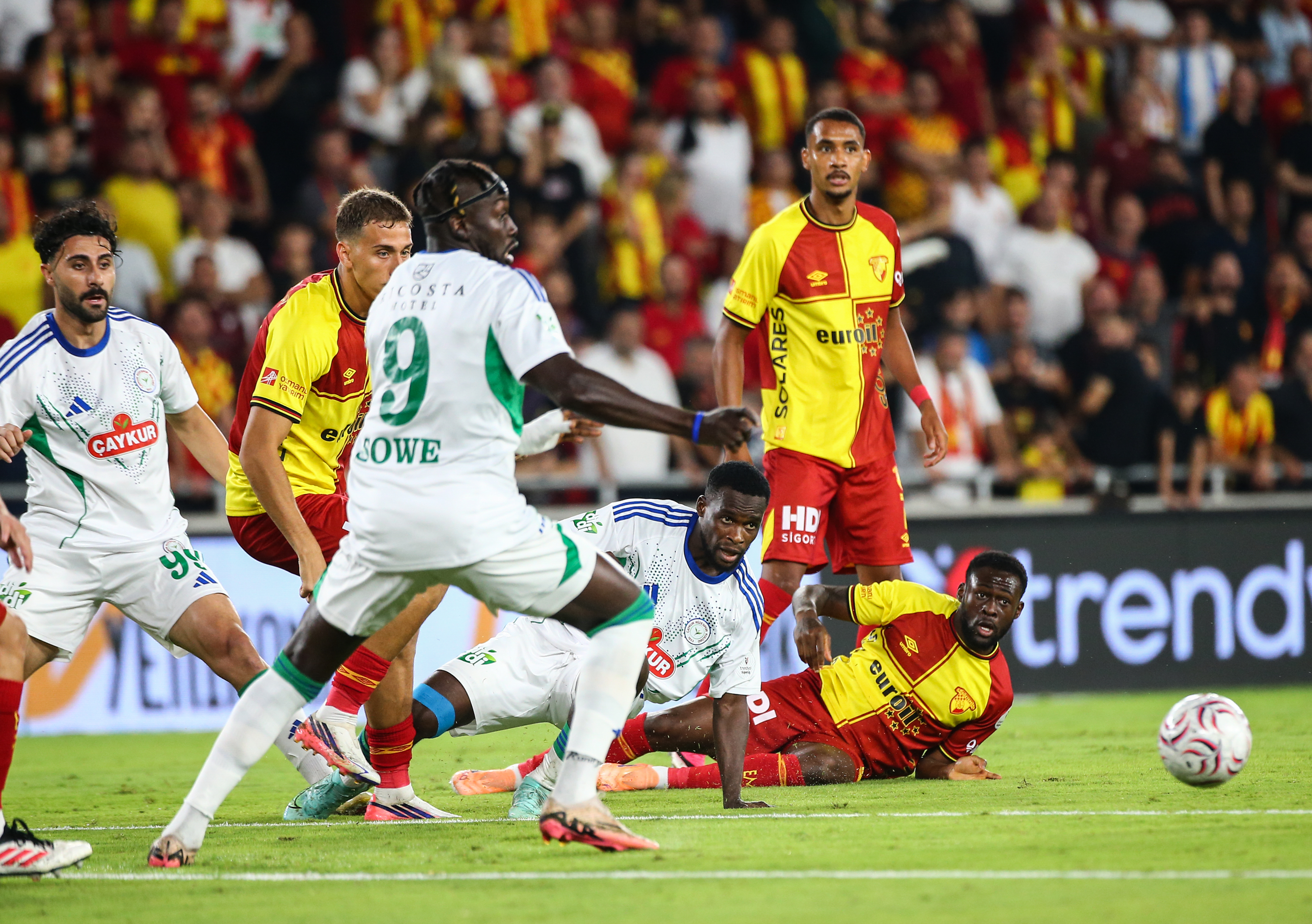 Göztepe, Çaykur Rizespor karşısında son dakikada bulduğu penaltıyla 2-2 kaldı