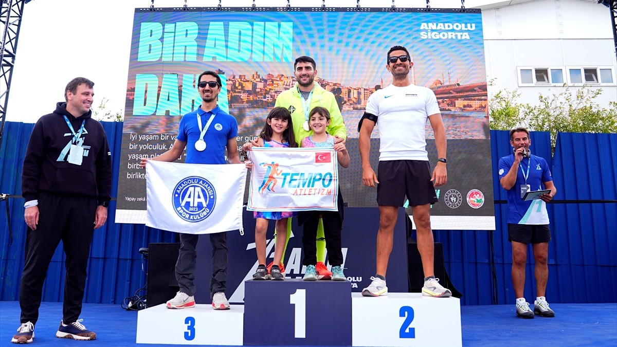 İstanbul'daki Anadolu Sigorta koşusunda 1.500 sporcu iki parkurda yarıştı
