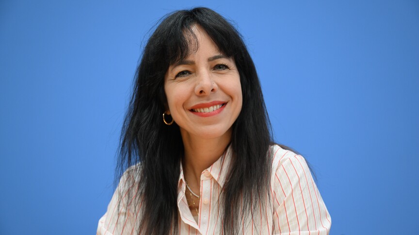 Berlin seçiminin galibi Elif Eralp, Yahudi karşıtlığı suçlamasını reddetti