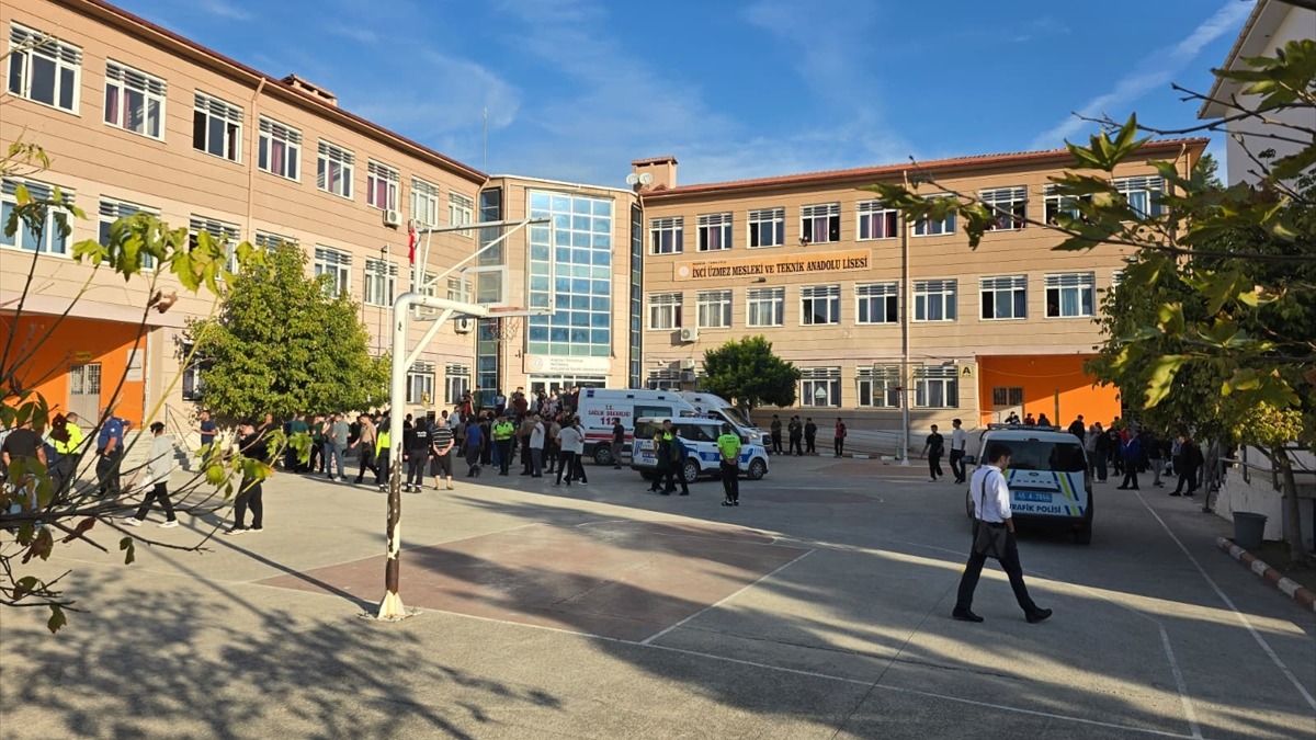 Manisa’da lise yakınında silah ihbarı üzerine ekipler sevk edildi