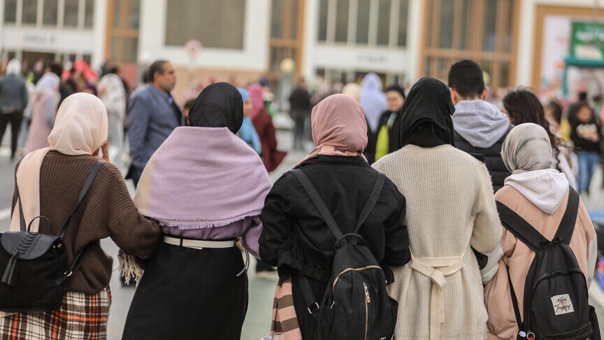 İtalya, okullarda peçe ve burkayı yasakladı, yabancı öğrenci sınırı getirdi