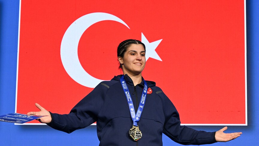 Busenaz Sürmeneli, Avrupa Boks Şampiyonası'nda 70 kiloda altın kazandı