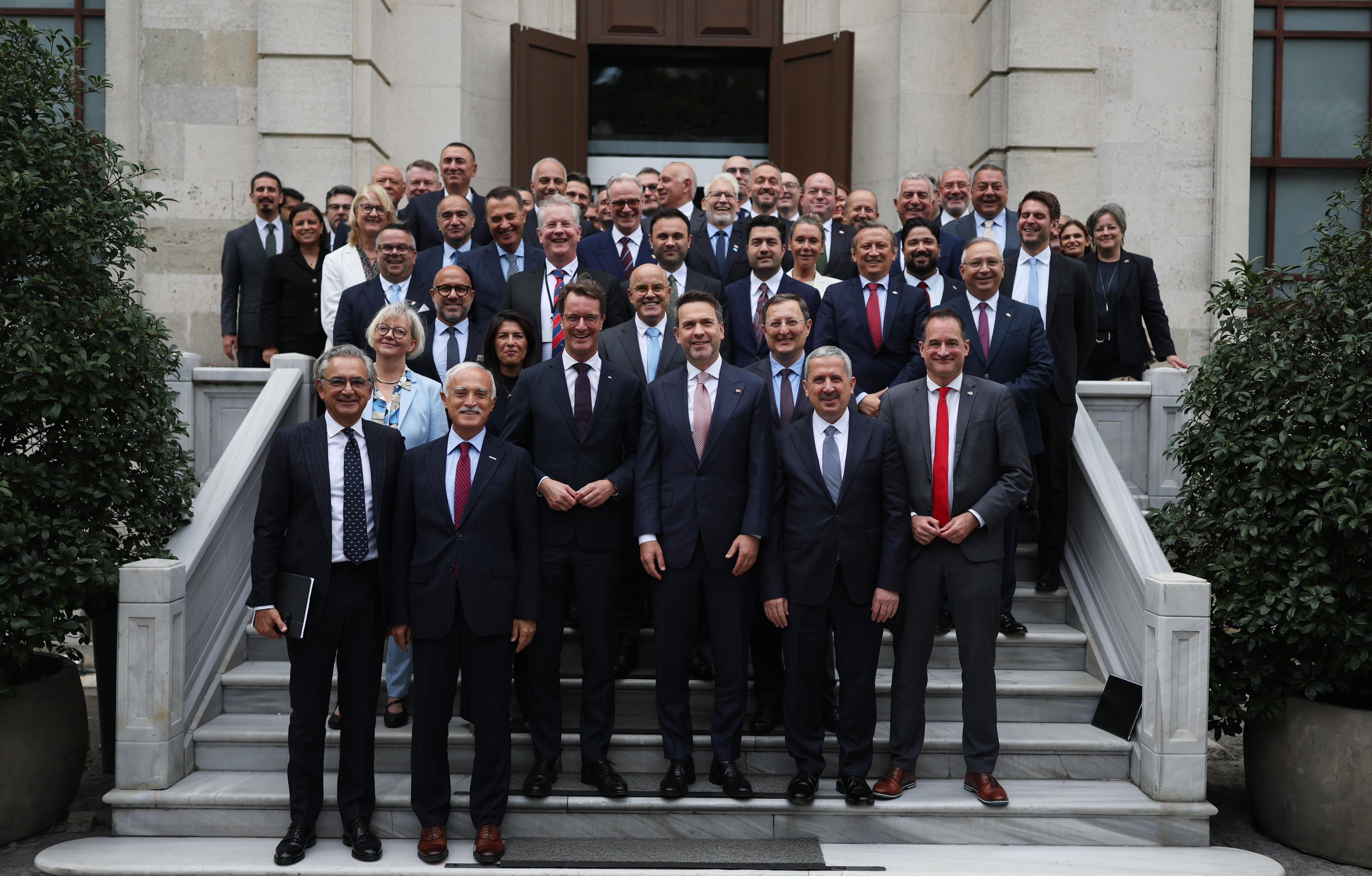 Bakan Bayraktar, Almanya ile enerji projeleri için işbirliği çağrısı yaptı