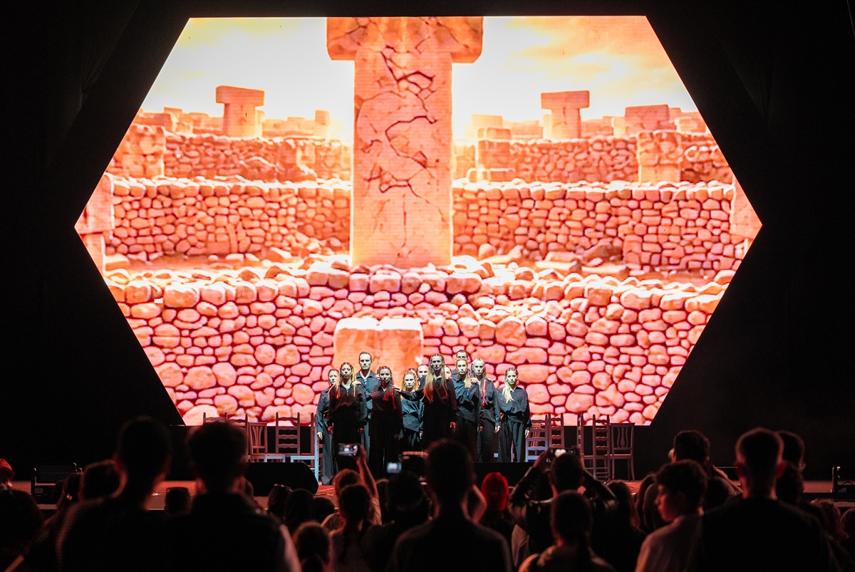 TEKNOFEST Güneydoğu'da 17 kişilik kadroyla "İlk Işıktan Geleceğe" oyunu sahnelendi
