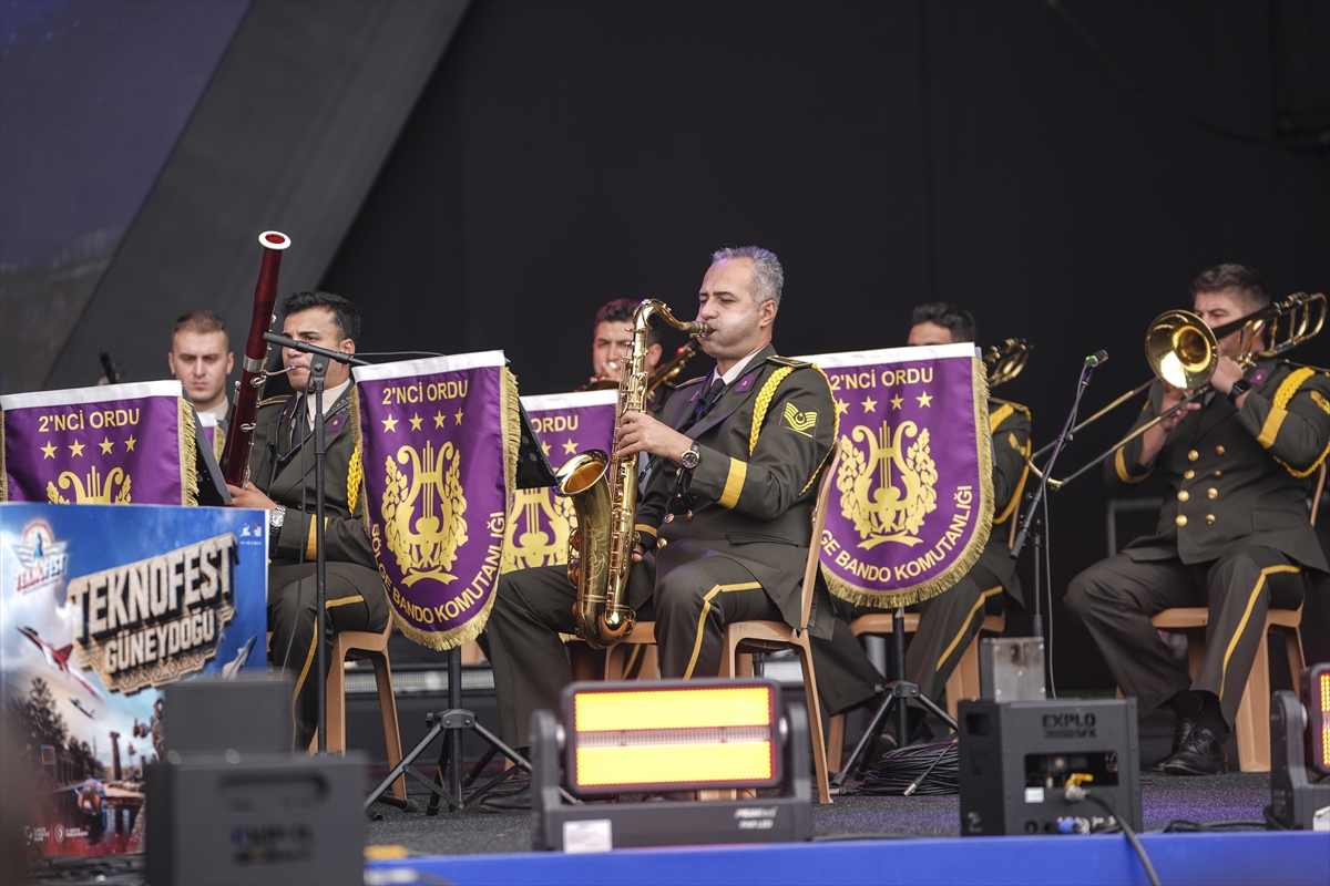 TEKNOFEST Güneydoğu'da 2. Ordu Bölge Komutanlığı Bando Takımı konser verdi