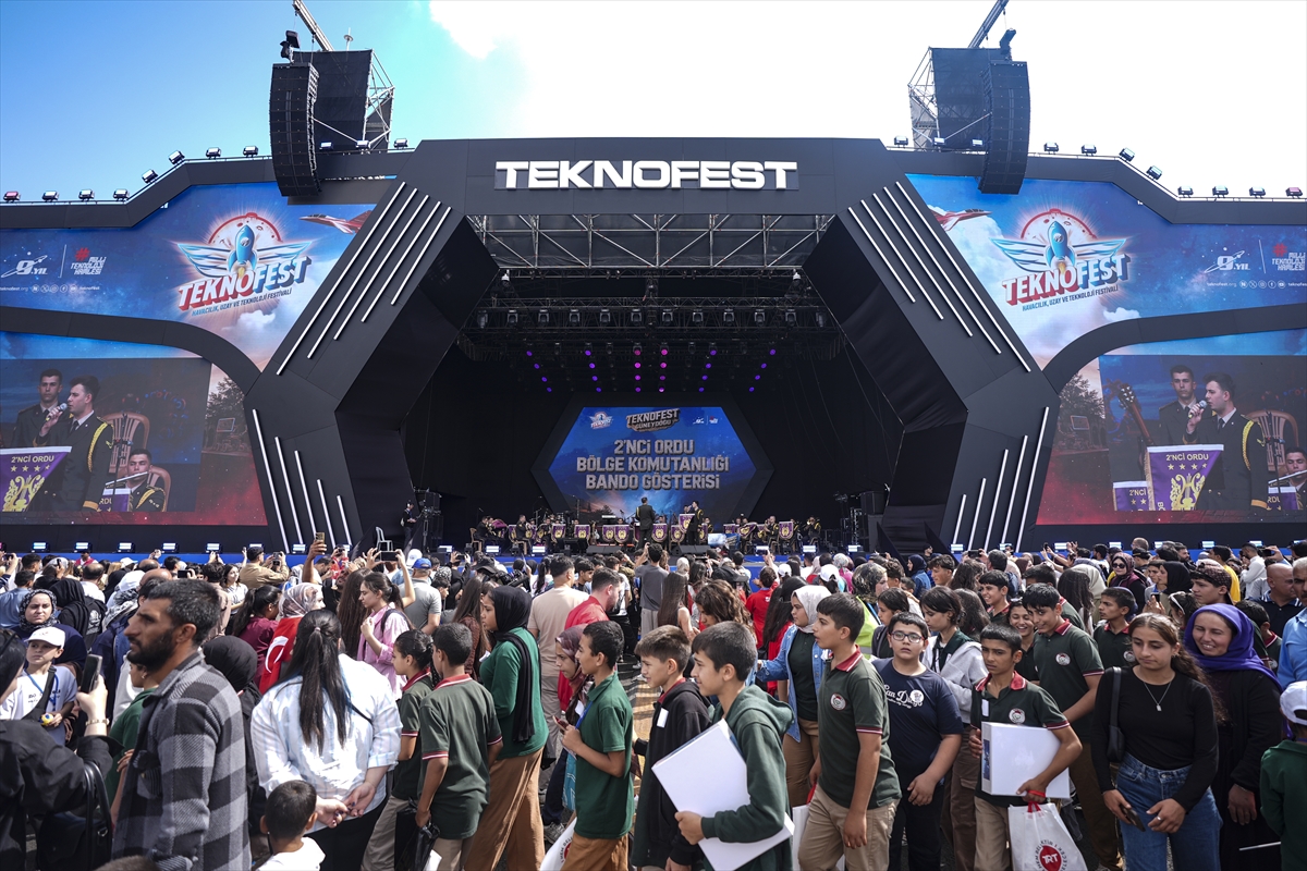 TEKNOFEST Güneydoğu'da 2. Ordu Bölge Komutanlığı Bando Takımı konser verdi