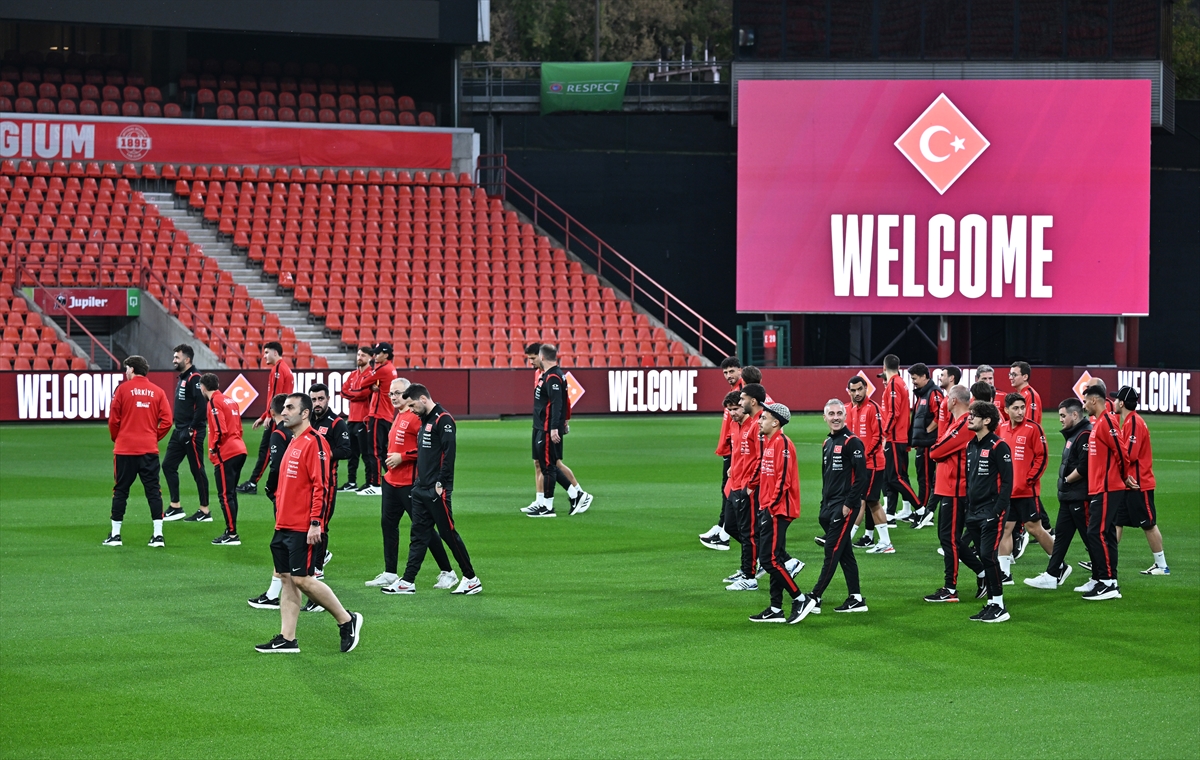 A Milli Futbol Takımı, Belçika maçı öncesi Maurice Dufrasne Stadı'nda yürüdü