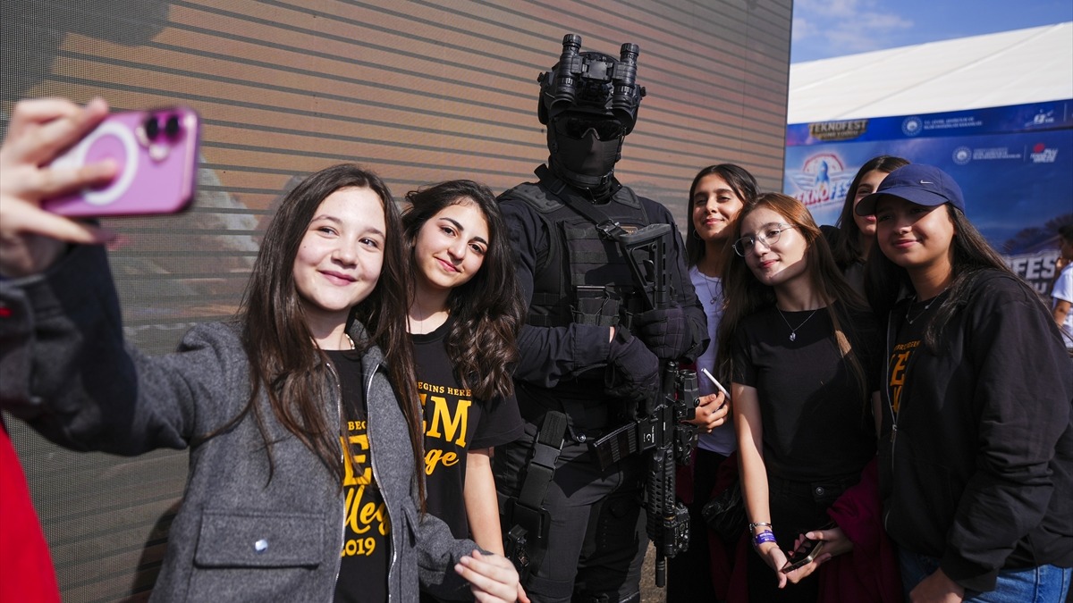 TEKNOFEST Güneydoğu'da üçüncü gün etkinlikleri SOLOTÜRK uçuşuyla sürüyor