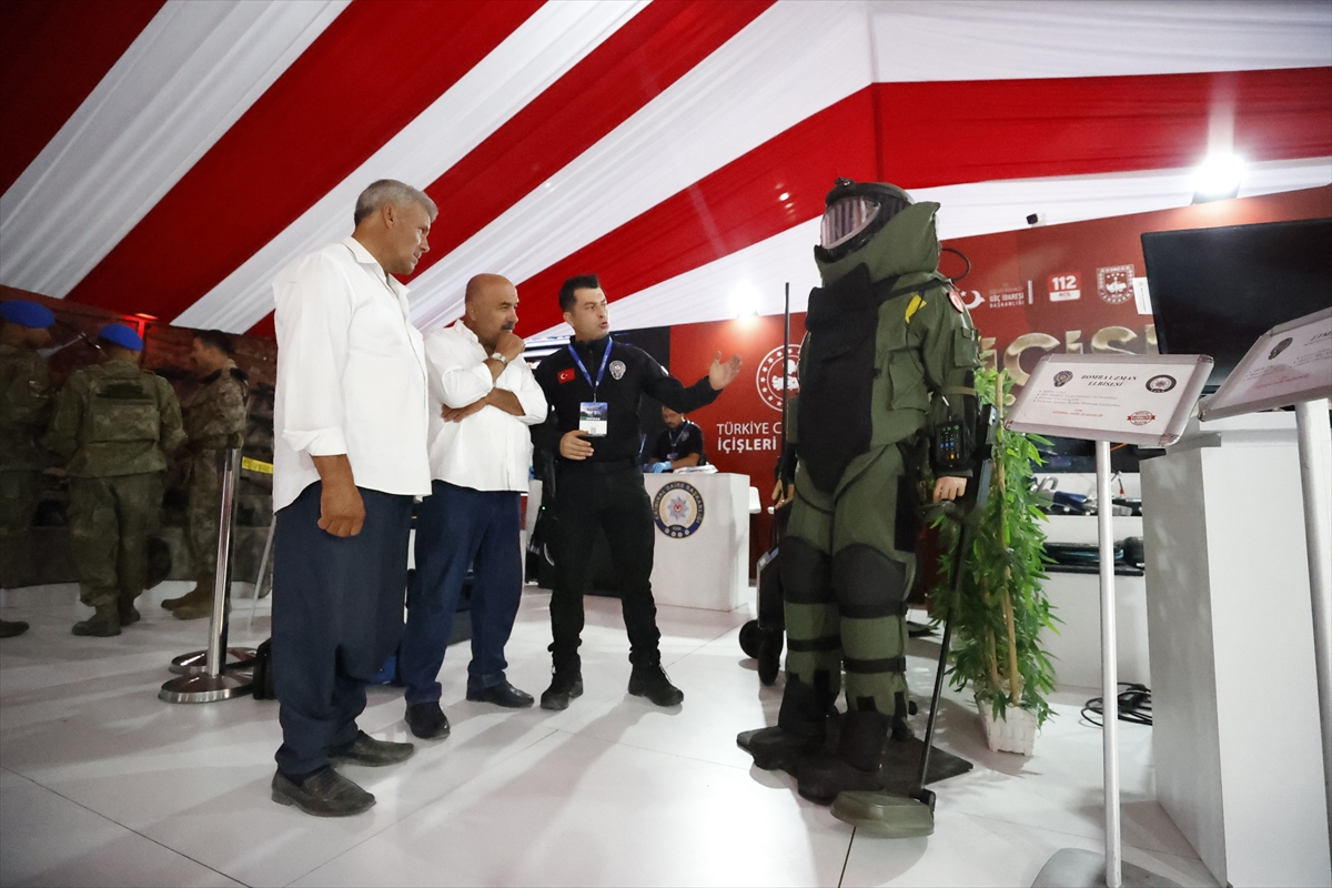 TEKNOFEST'te Türk mühendislerin geliştirdiği bomba imha kıyafeti tanıtıldı