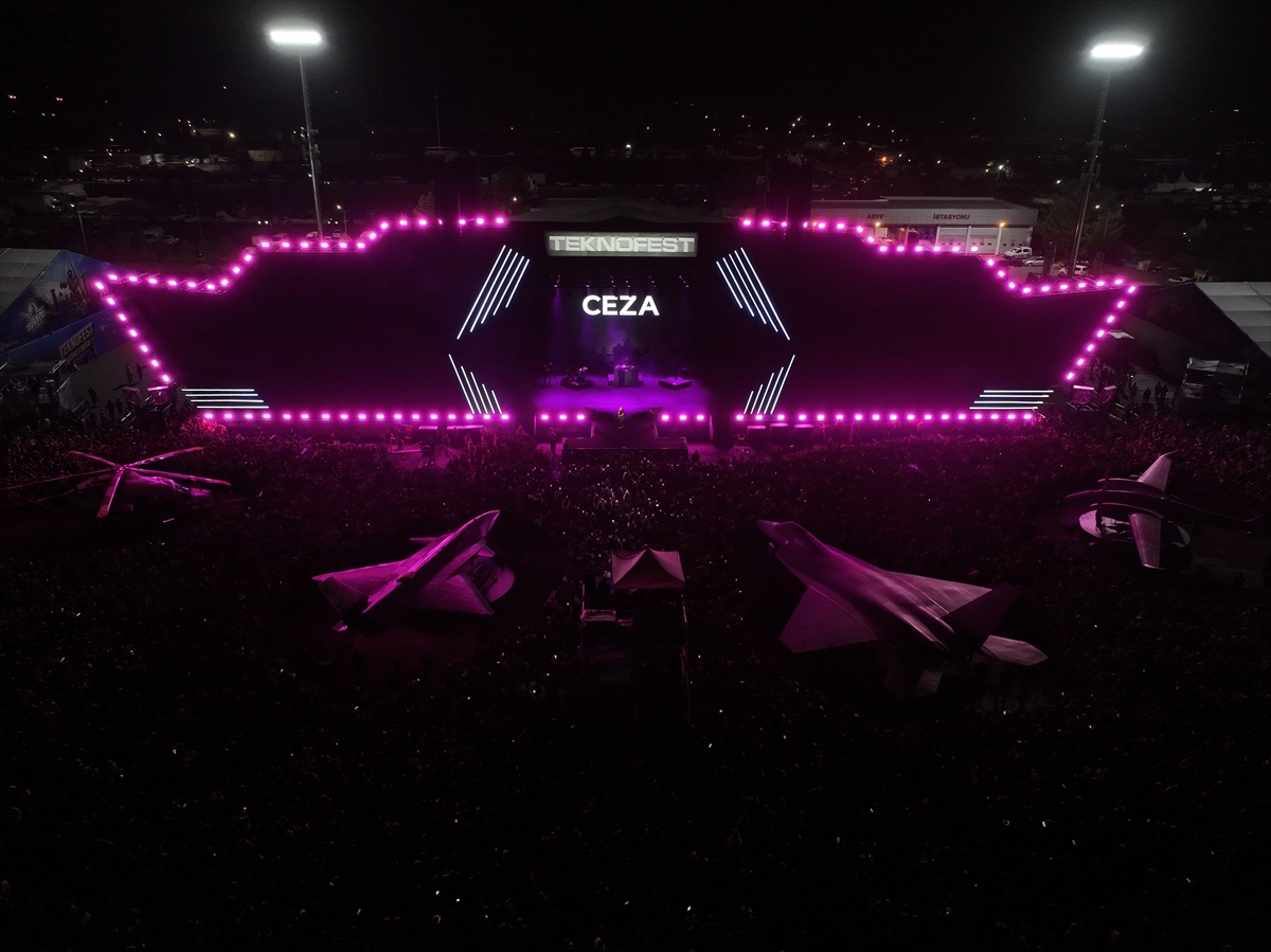 Rapçi Ceza, TEKNOFEST Güneydoğu etkinlikleri kapsamında Şanlıurfa’da konser verdi