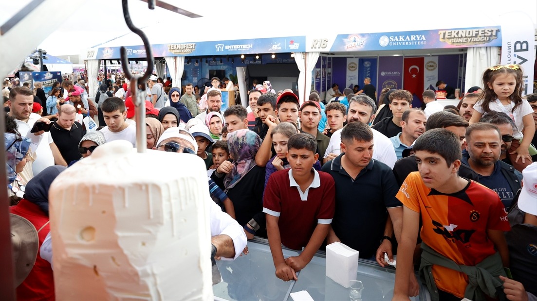TEKNOFEST Güneydoğu’da 100 kilogram Kahramanmaraş dondurması ikram edildi