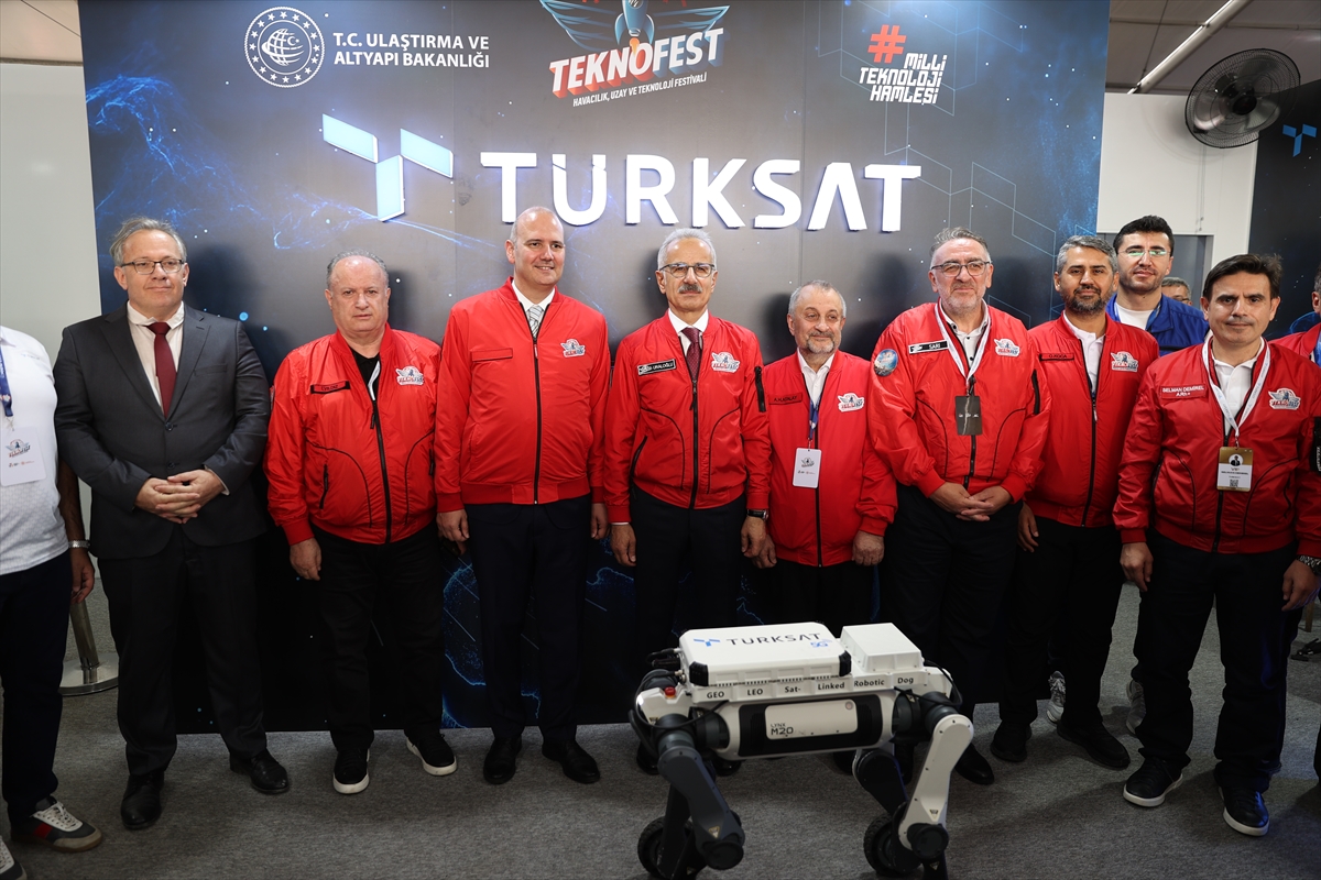 Ulaştırma ve Altyapı Bakanı Uraloğlu, Şanlıurfa'da TEKNOFEST stantlarını ziyaret etti