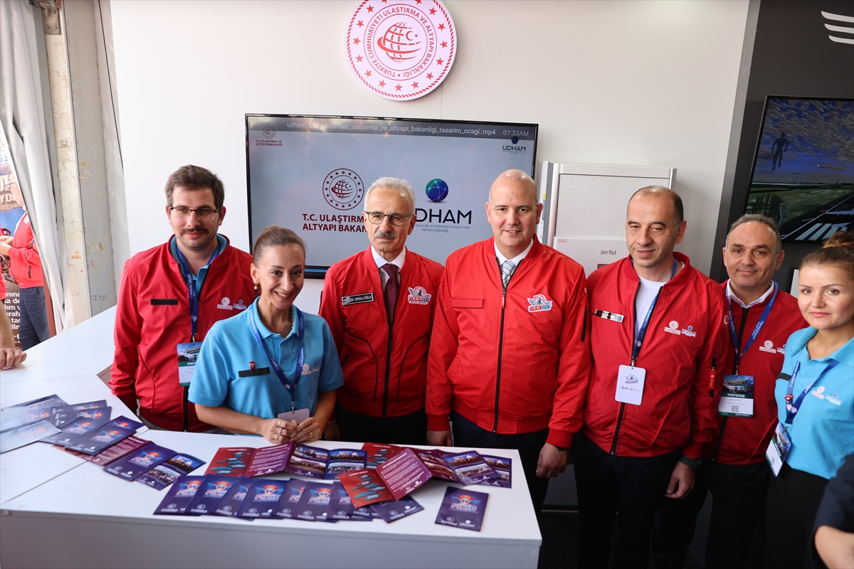 Ulaştırma ve Altyapı Bakanı Uraloğlu, Şanlıurfa'da TEKNOFEST stantlarını ziyaret etti