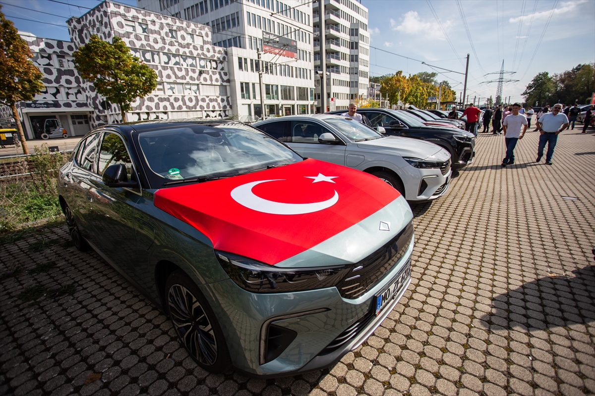 Almanya’daki Togg sahipleri 45 araçlık konvoyla dayanışma ağını büyütüyor