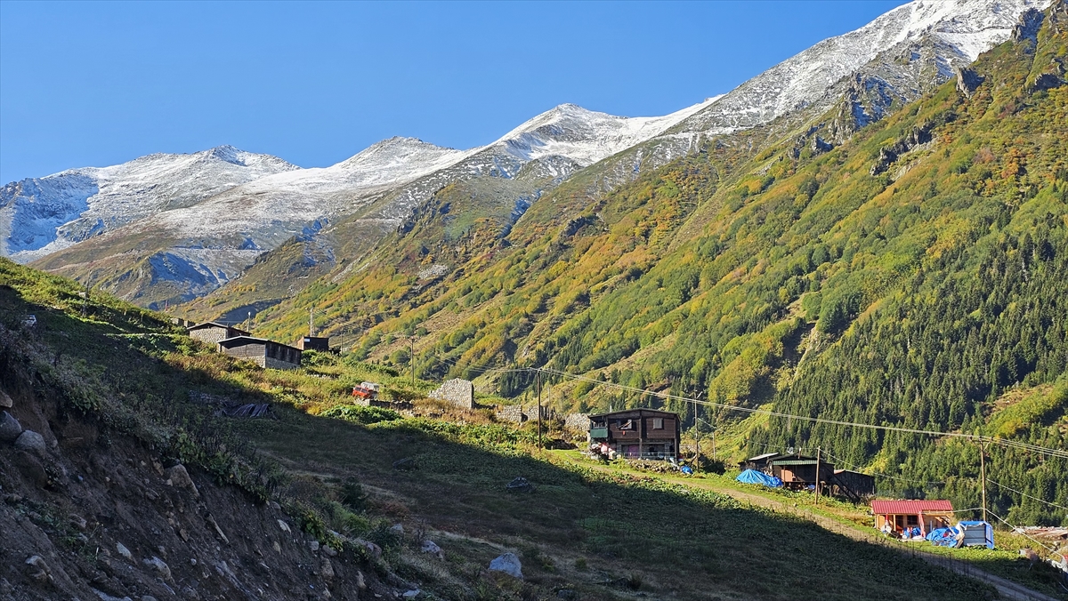 Kaçkar Dağları'nda yaylalar sonbahara, zirveler ise kara büründü