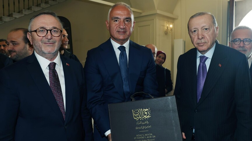 Bakan Ersoy, Bursevi’nin 16 defterlik tefsirinin tıpkıbasımını Erdoğan’a sundu