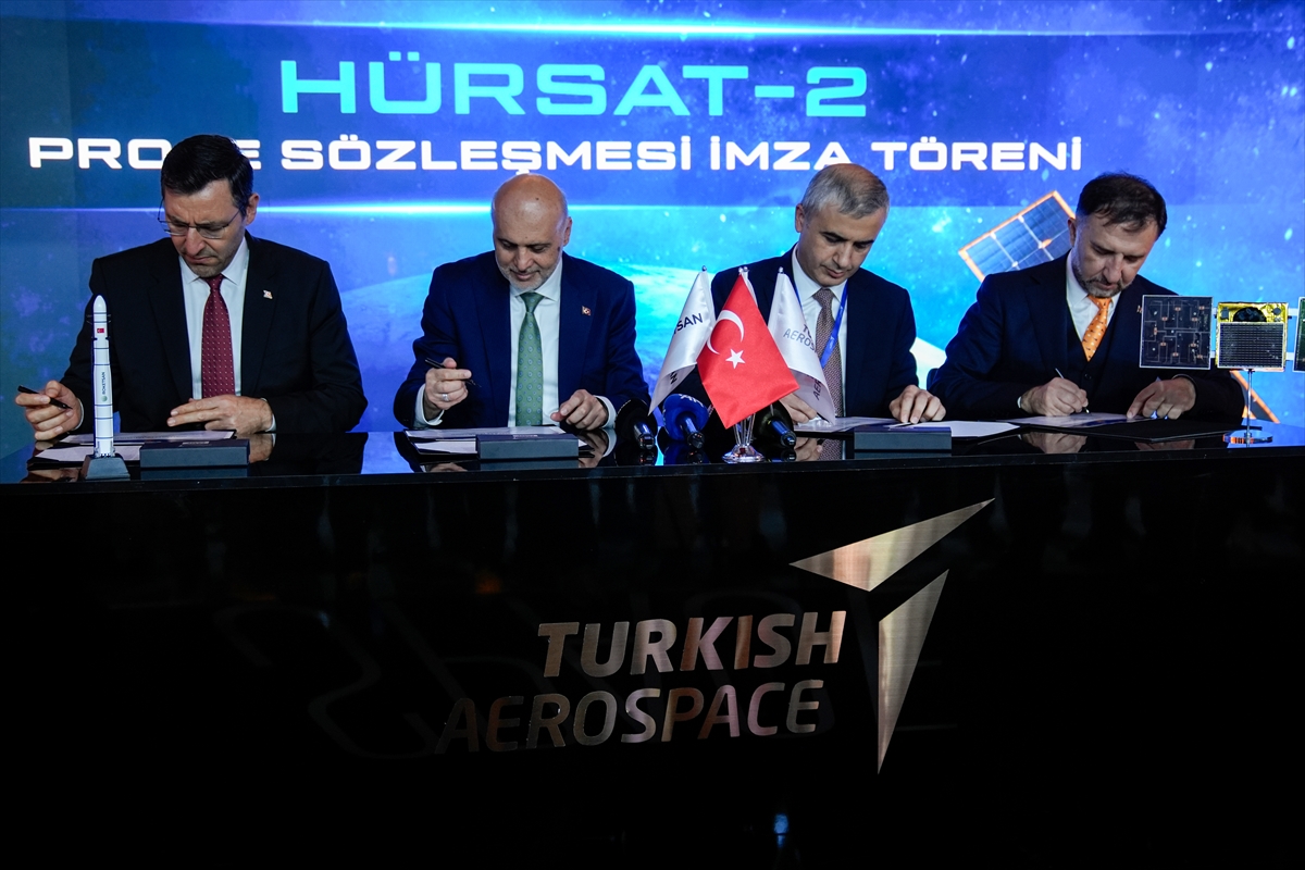 TUSAŞ ve ROKETSAN, Türkiye'nin seri üretilebilen ilk uydu ailesi HÜRSAT için imzaları attı