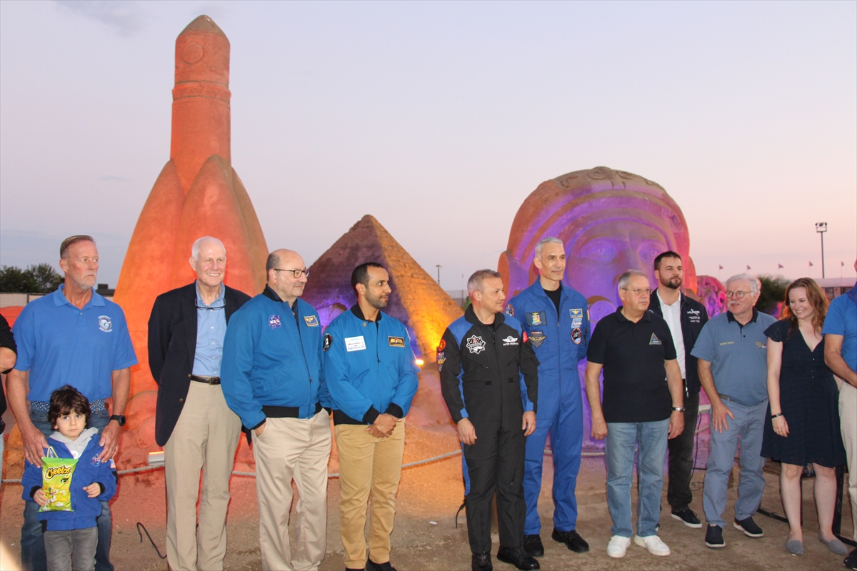 77. Uluslararası Uzay Kongresi için Antalya'ya gelen astronotlar çocuklarla buluştu