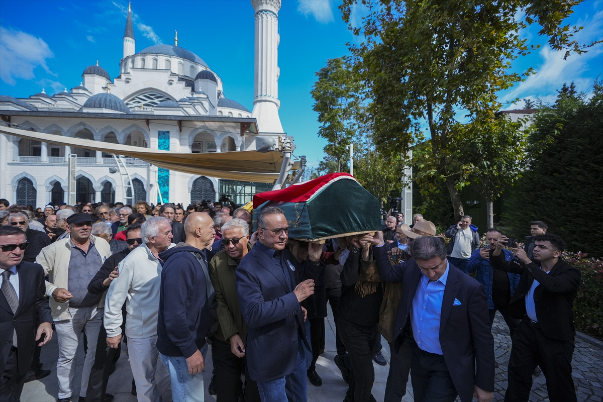 Sanatçı Göksel Arsoy Zincirlikuyu'da son yolculuğuna uğurlandı