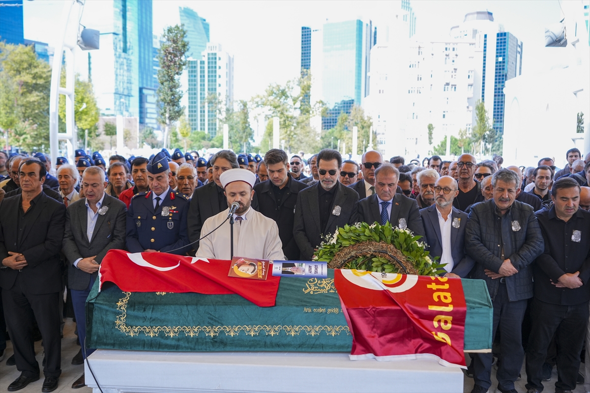 Sanatçı Göksel Arsoy Zincirlikuyu'da son yolculuğuna uğurlandı