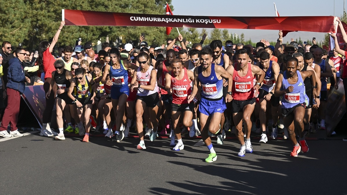 Cumhurbaşkanlığı Yarı Maratonu Ankara’da 21, 10 ve 4,4 kilometrelik parkurlarla başladı