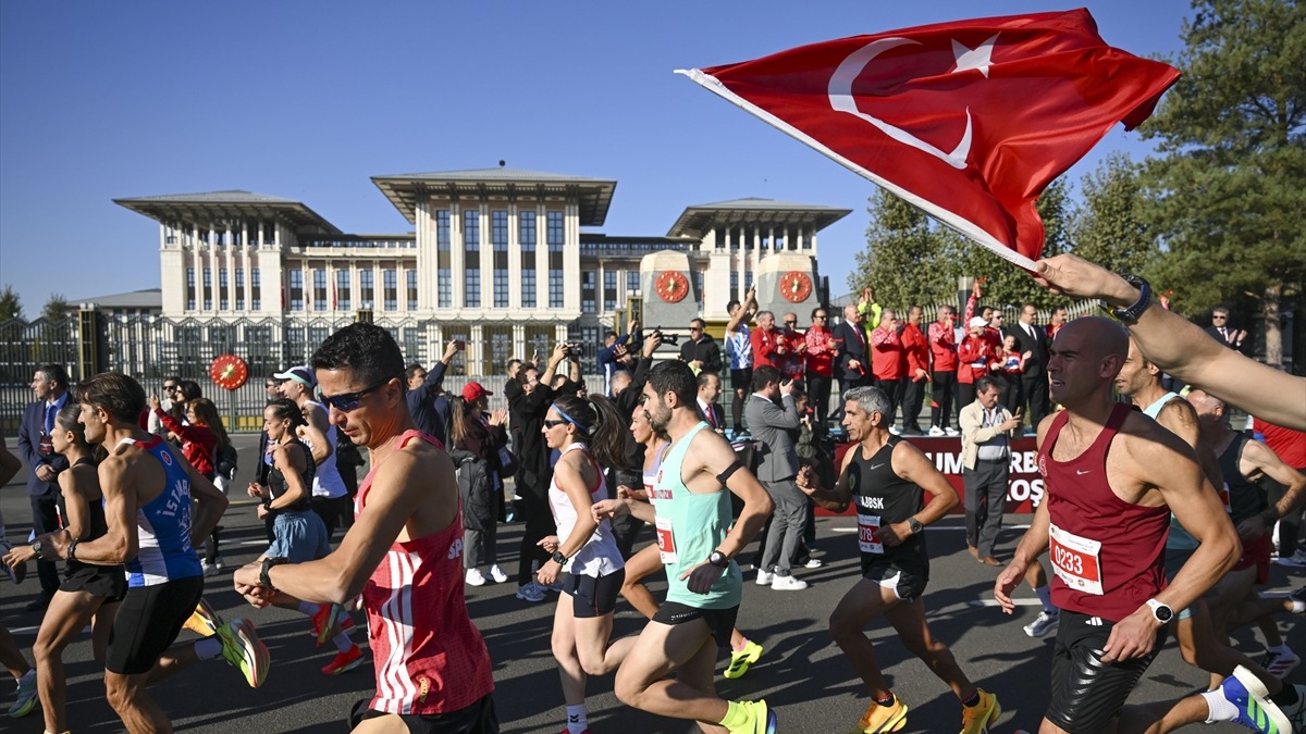 Cumhurbaşkanlığı Yarı Maratonu Ankara’da 21, 10 ve 4,4 kilometrelik parkurlarla başladı