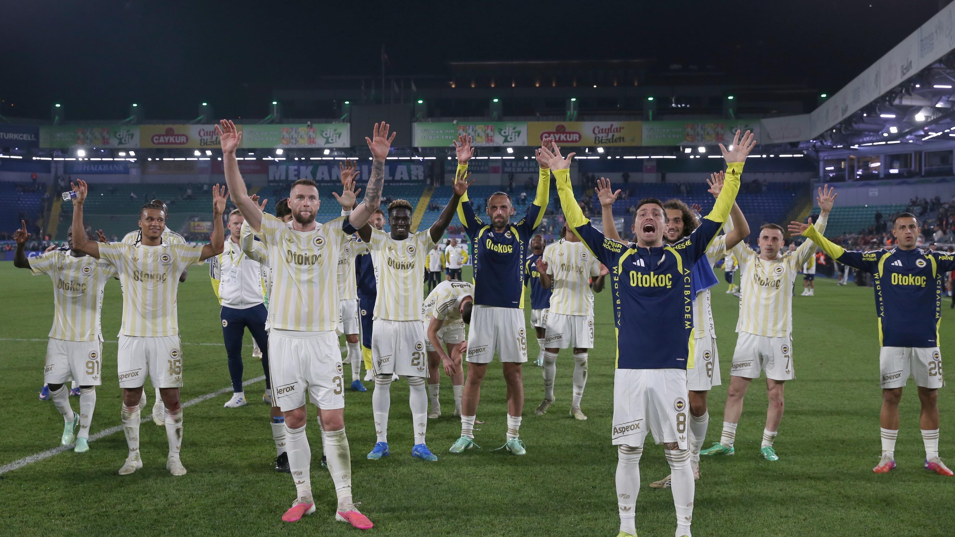 Fenerbahçe, Çaykur Rizespor'u deplasmanda 3-0 yenerek üç puan aldı