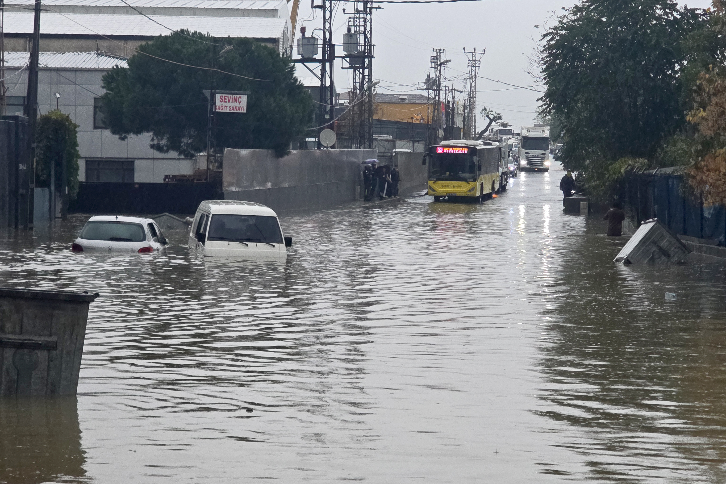 İstanbul'da sağanak su baskınlarına ve yüzde 72 trafik yoğunluğuna yol açtı