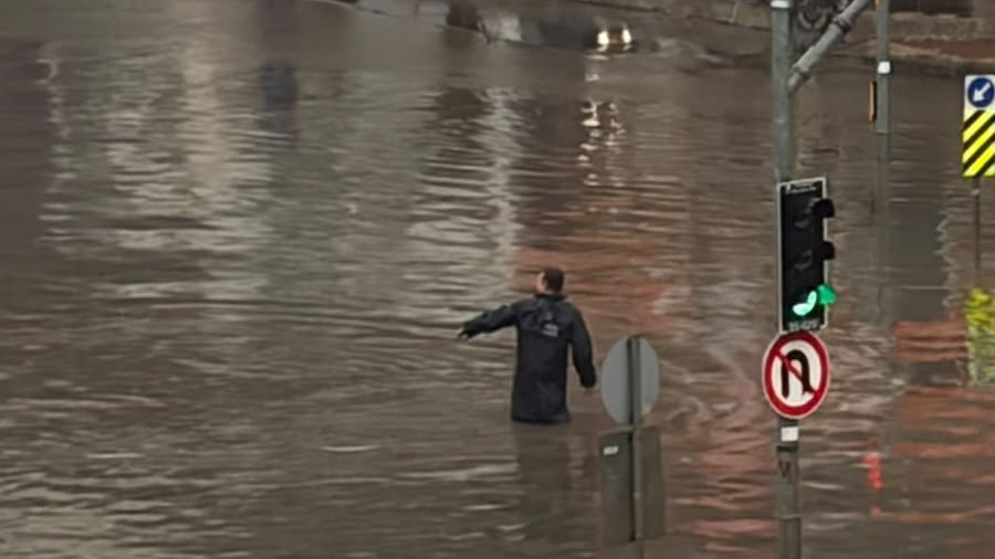 İstanbul'da sağanak su baskınlarına ve yüzde 72 trafik yoğunluğuna yol açtı