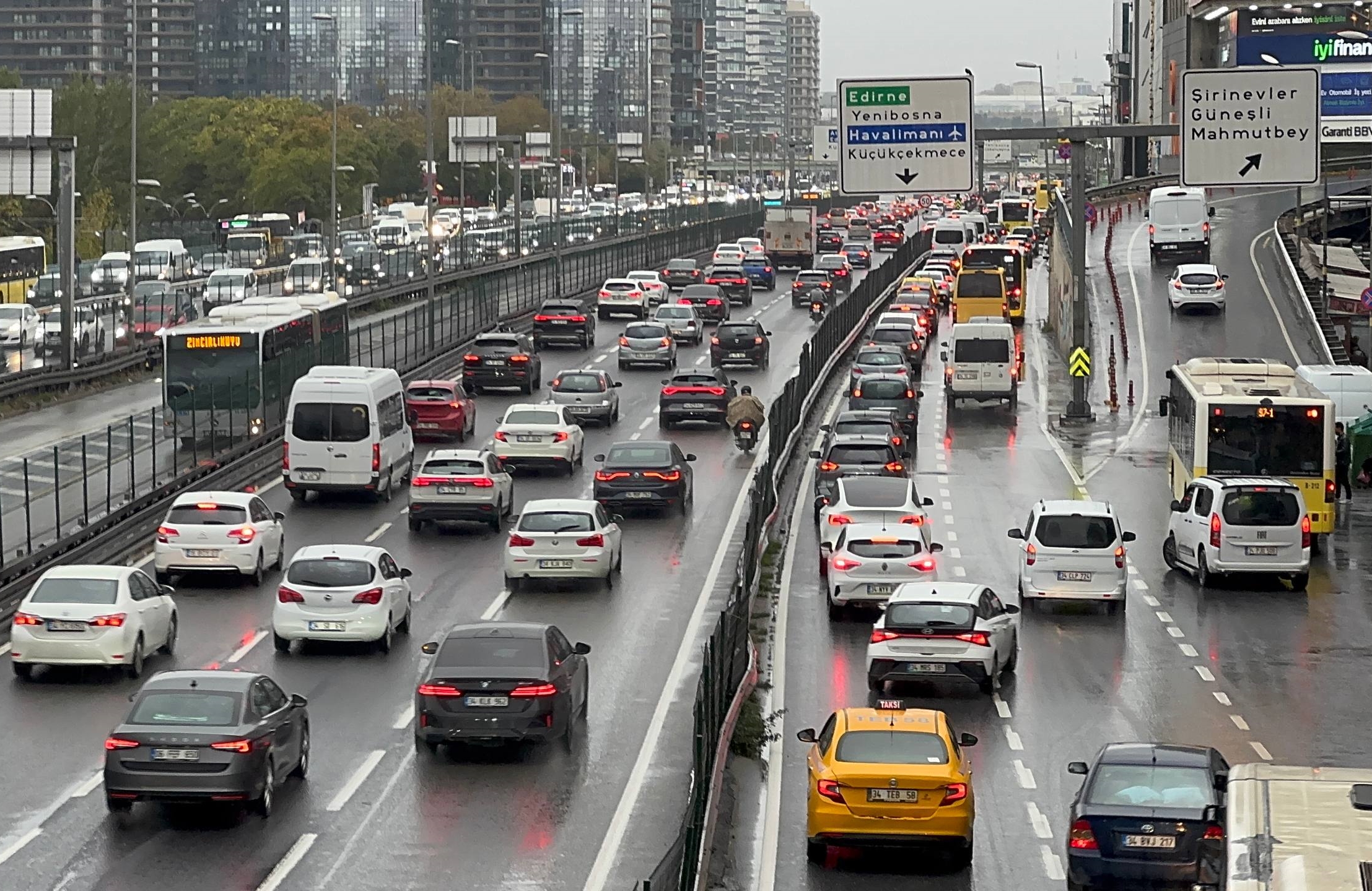 İstanbul'da sağanak su baskınlarına ve yüzde 72 trafik yoğunluğuna yol açtı