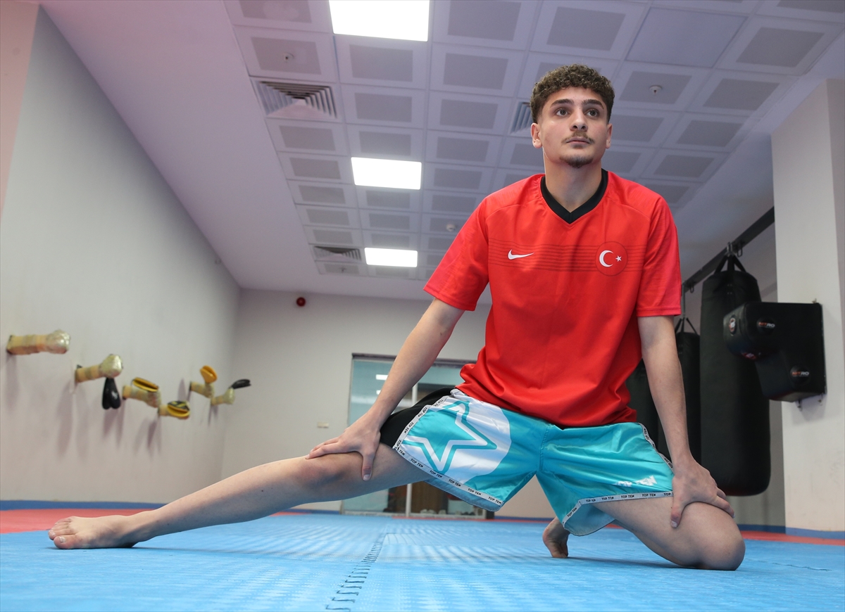 Milli kick boksçu Berat Önal, İtalya'da gençler dünya şampiyonu oldu