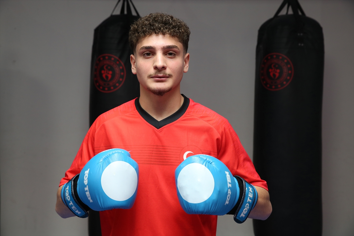 Milli kick boksçu Berat Önal, İtalya'da gençler dünya şampiyonu oldu