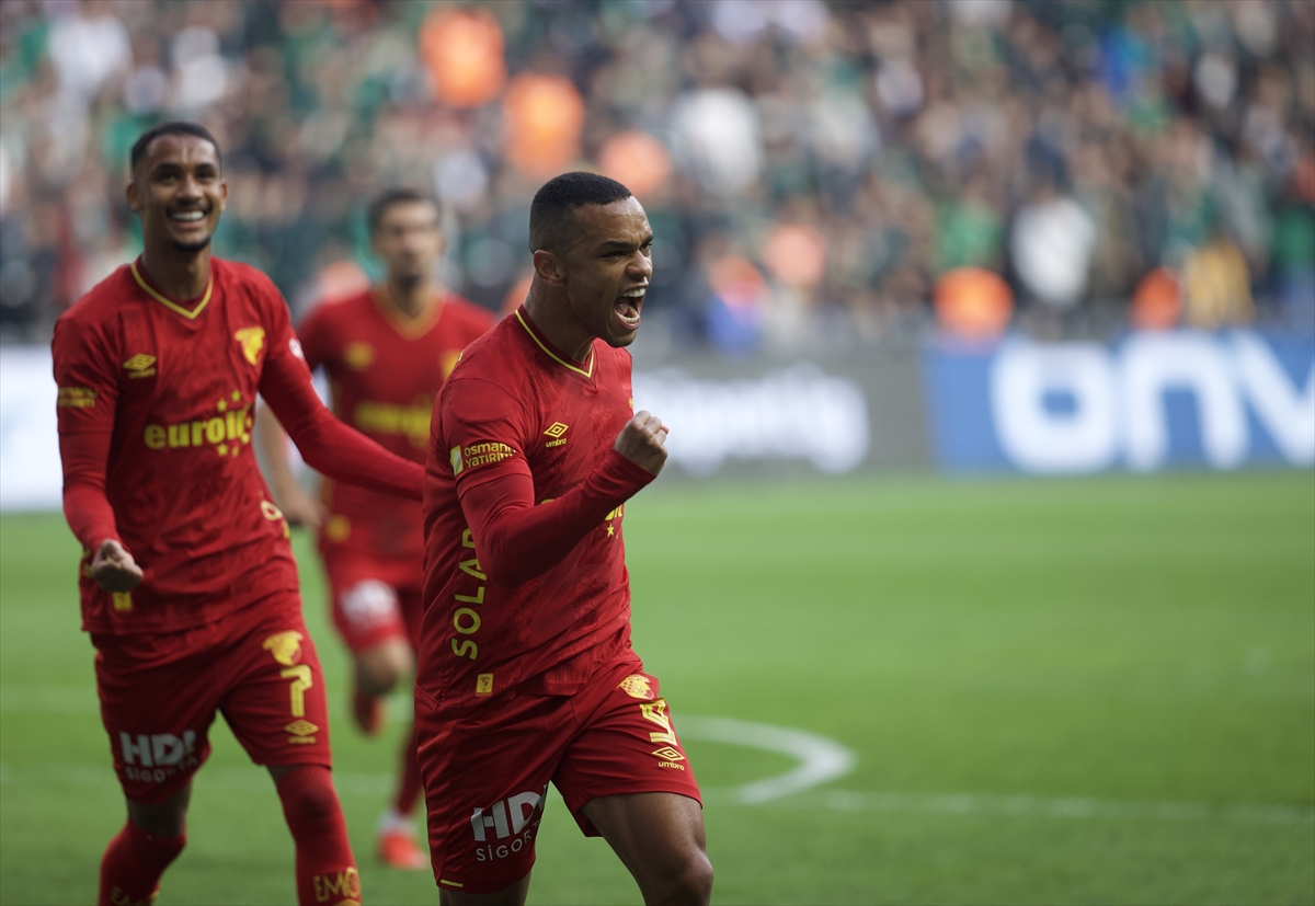 Göztepe, Kocaelispor'u deplasmanda 2-1 yenerek üç puanı hanesine yazdırdı