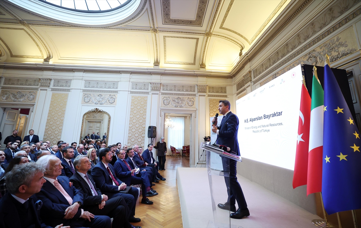 Bakan Bayraktar: Eni ile enerji işbirliğinde büyük proje geliyor