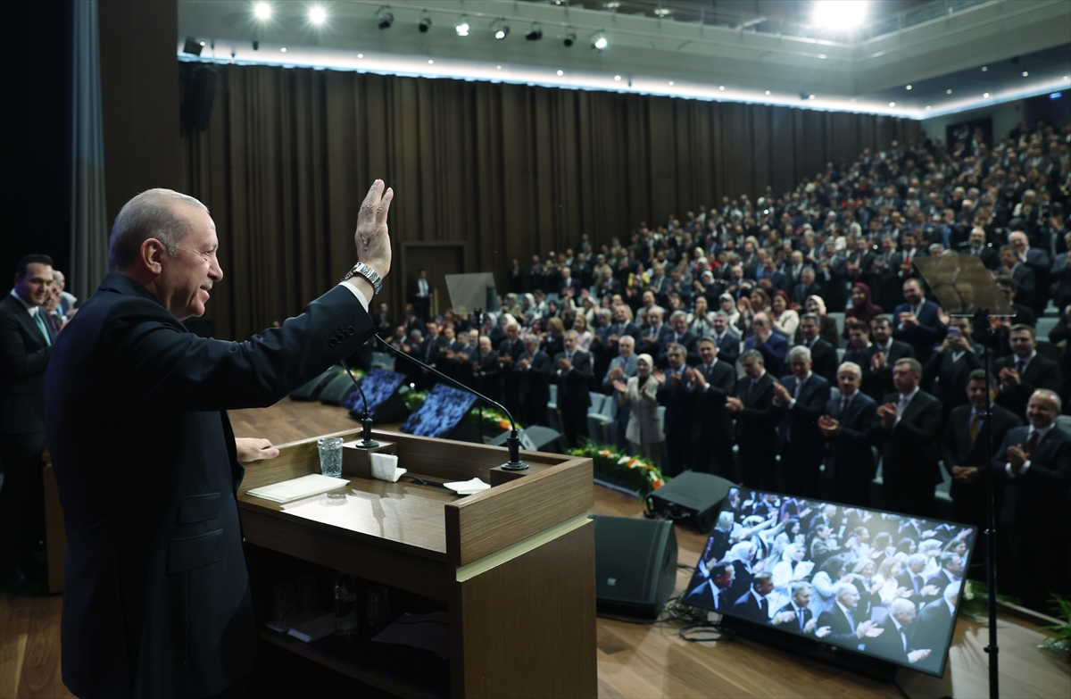 Erdoğan, kürsüden salondaki partilileri selamlıyor