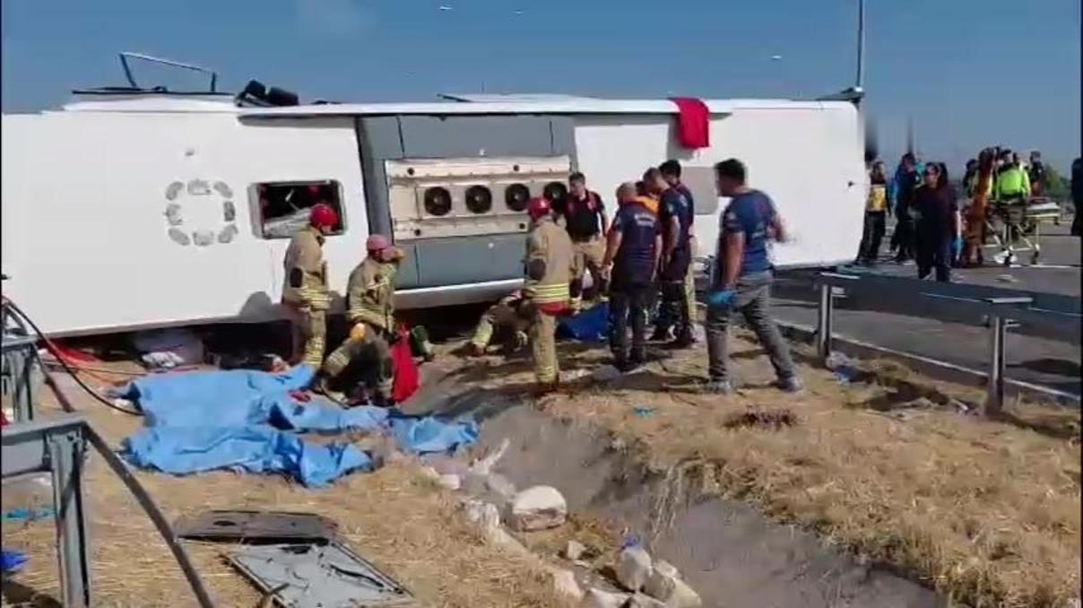 Kurtarma ekipleri devrilen otobüsün yanında çalışıyor